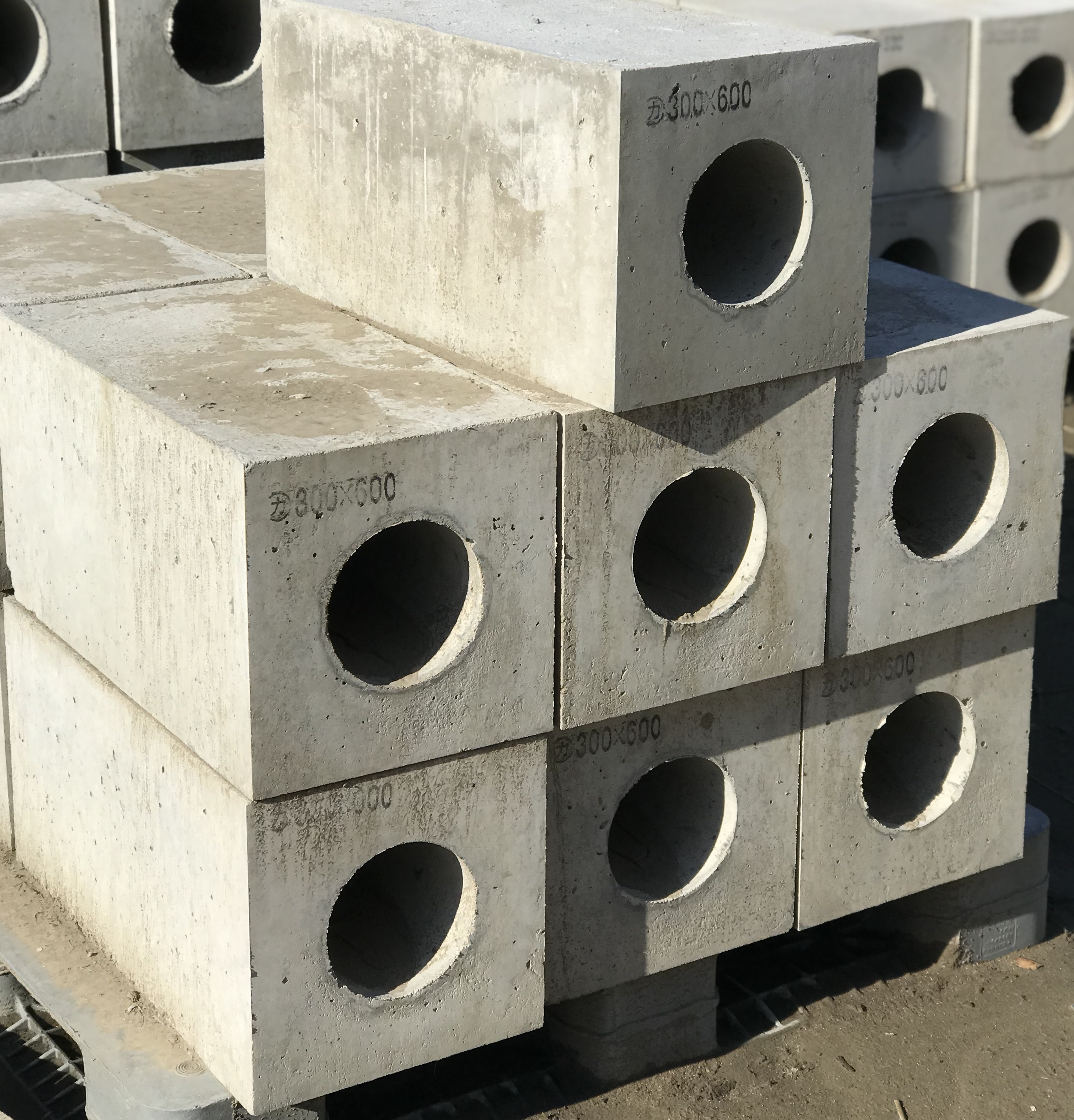 基礎ブロック(太陽光発電・メガソーラー用、コンクリート置き基礎)