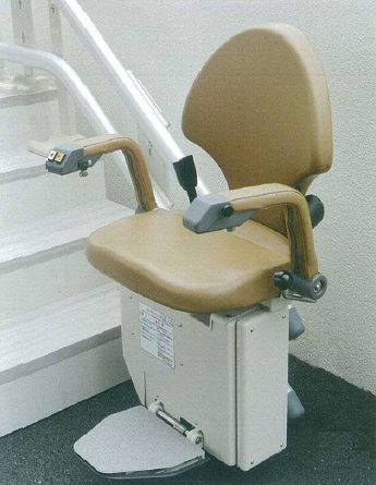 【屋外曲線型】 いす式階段昇降機 自由生活 クマリフト