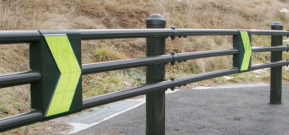 車両用防護柵ビーム取付線形誘導板 ガイドアロー